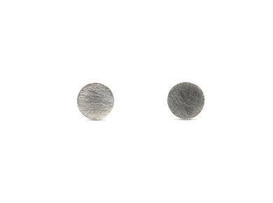 Plate earrings in silver between