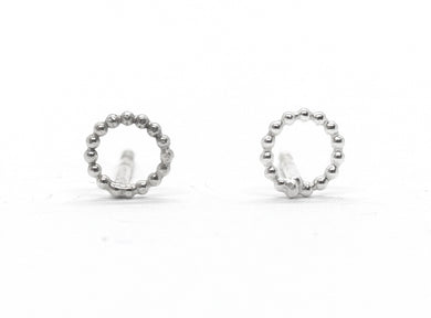 Circle earrings in silver between