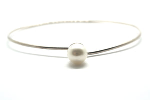 Bracelet with large freshwater pearl