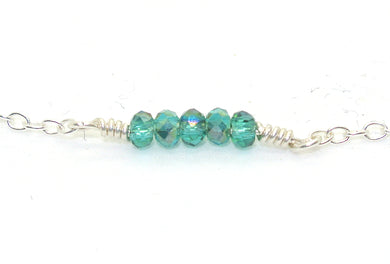 Enkelt armbånd med blågrønne perler