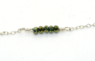 Enkelt armbånd med mørke grønne perler