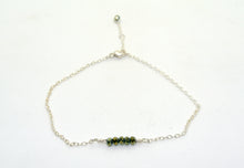 Indlæs billede til gallerivisning Enkelt armbånd med mørke grønne perler