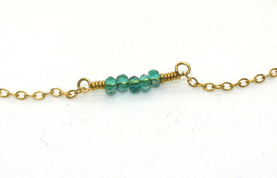 Enkelt forgyldt armbånd med blågrønne perler